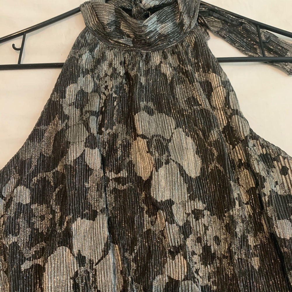 Beautiful dress perfect for the holidays.